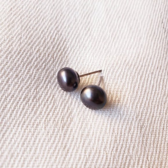 ✿3for$21✿ Black Pearl Stud Earrings - Picture 2 of 3